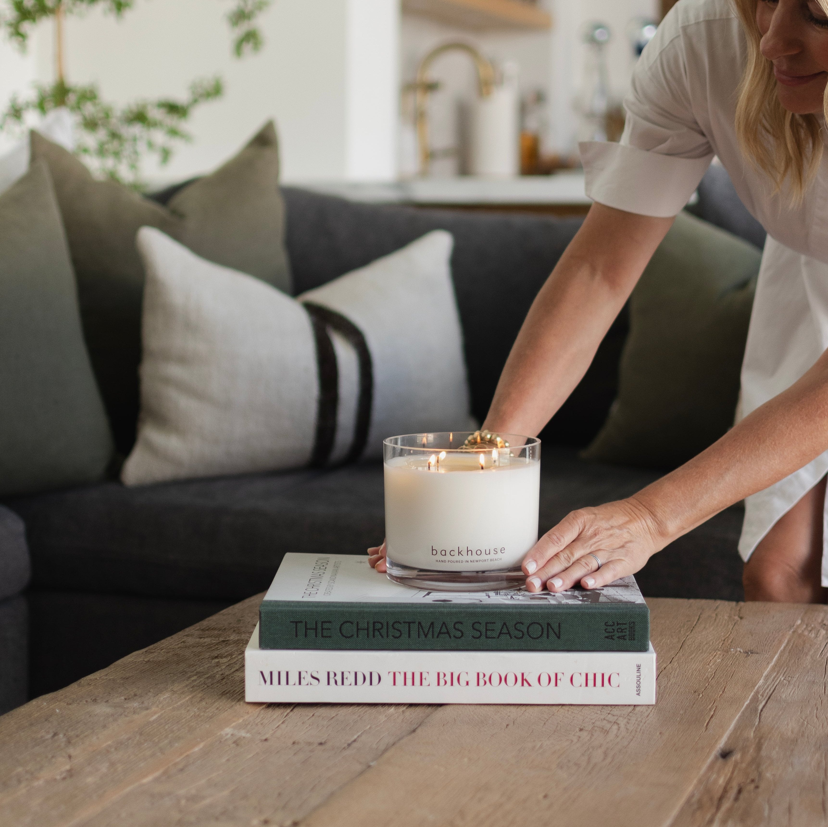 4-wick large candle on coffee table
